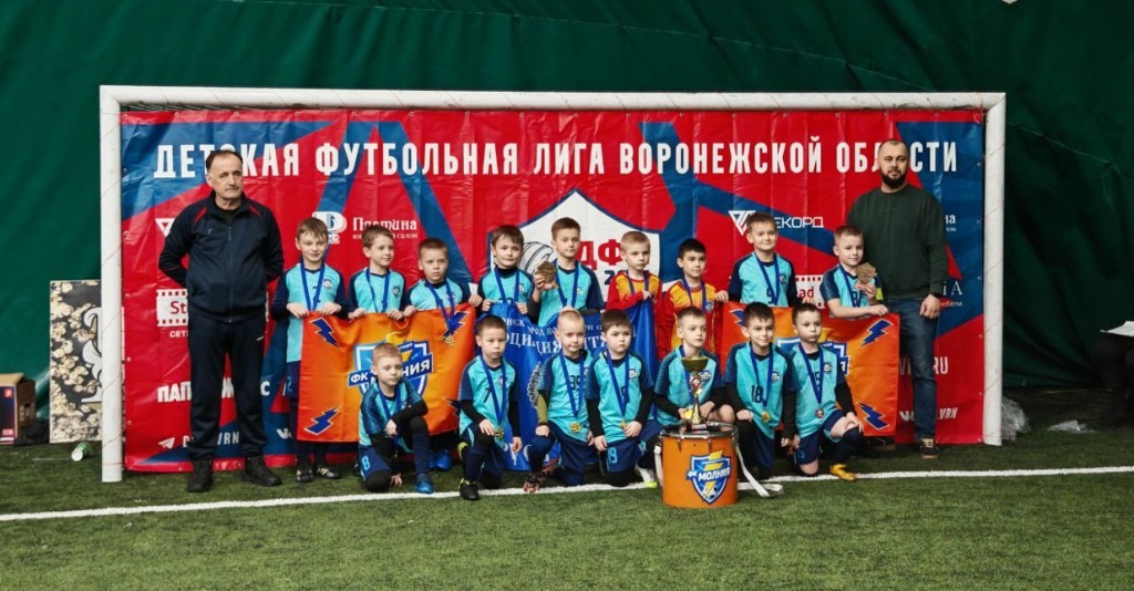 Команда ФК Молния — чемпионы ДФЛ, первое место в группе